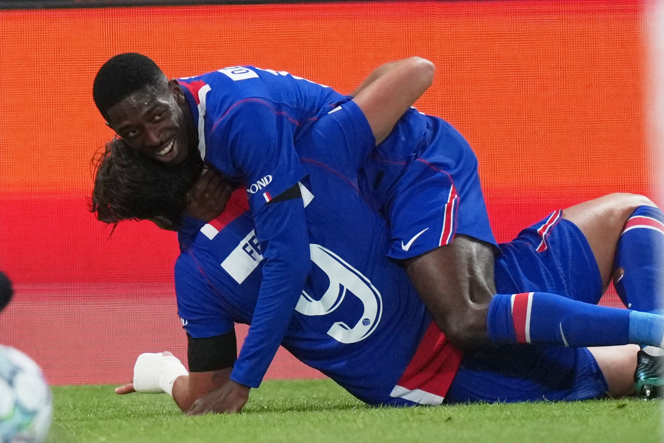 Ferran Torres y Ousmane Dembele celebran el triunfo