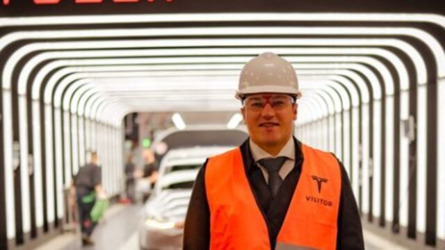 Samuel García visita Gigafactory de Tesla en Berlín