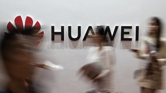 El logotipo de Huawei durante el Consumer Electronics Expo en Pekín.