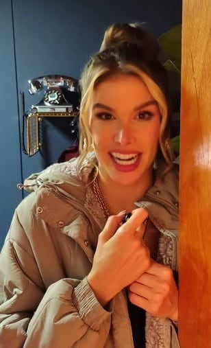 Marie Claire Harp le desea feliz cumpleaños a Diego de Erice en La Casa de los Famosos México 2025.