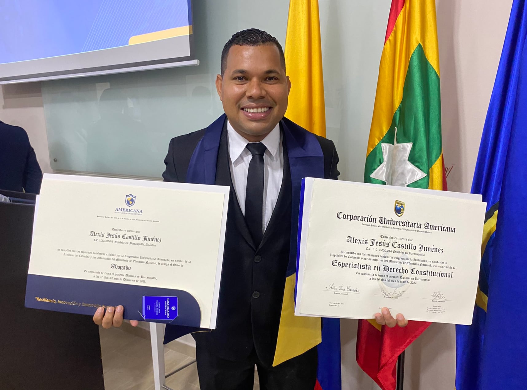 Alexis recibiendo su título universitario