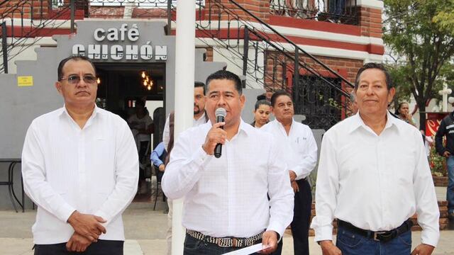 Francisco Nava (Al centro).