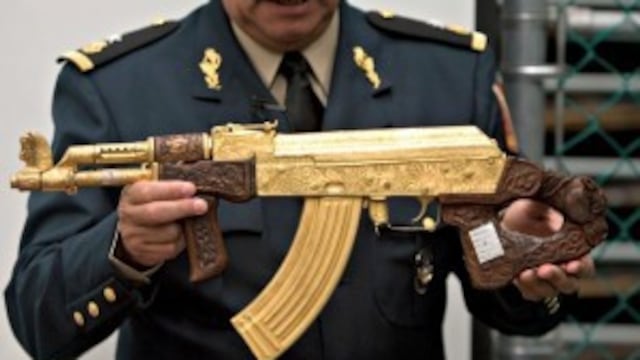 Variante de cuerno de chivo decorado en oro y decomisado a grupos de la delincuencia organizada.