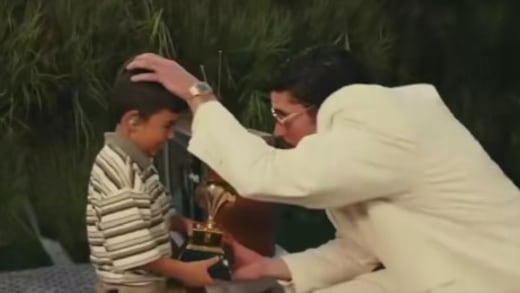 ¿Bad Bunny le entregó su Grammy al niño Liam? Esto se vio en el show del Super Bowl