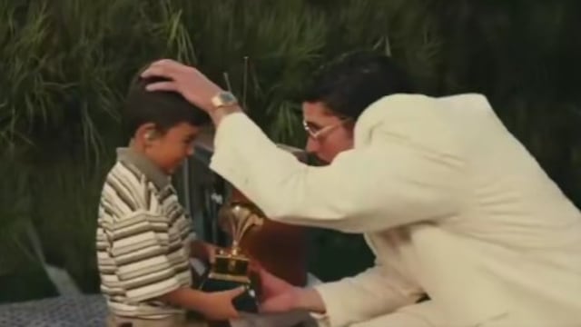 Bad Bunny entregó su Grammy a niño durante show del Super Bowl