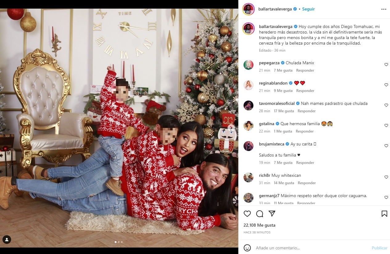 Carlos Ballarta con su familia luciendo el mismo suéter navideño