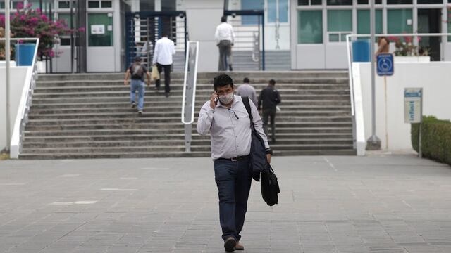Un hombre camina con cubrebocas para protegerse del coronavirus