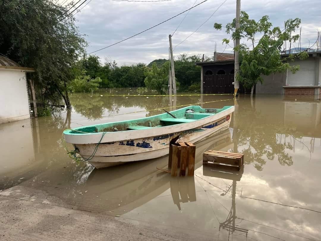 Se desborda el río Balsas por desfogue de presas y colapsa un puente