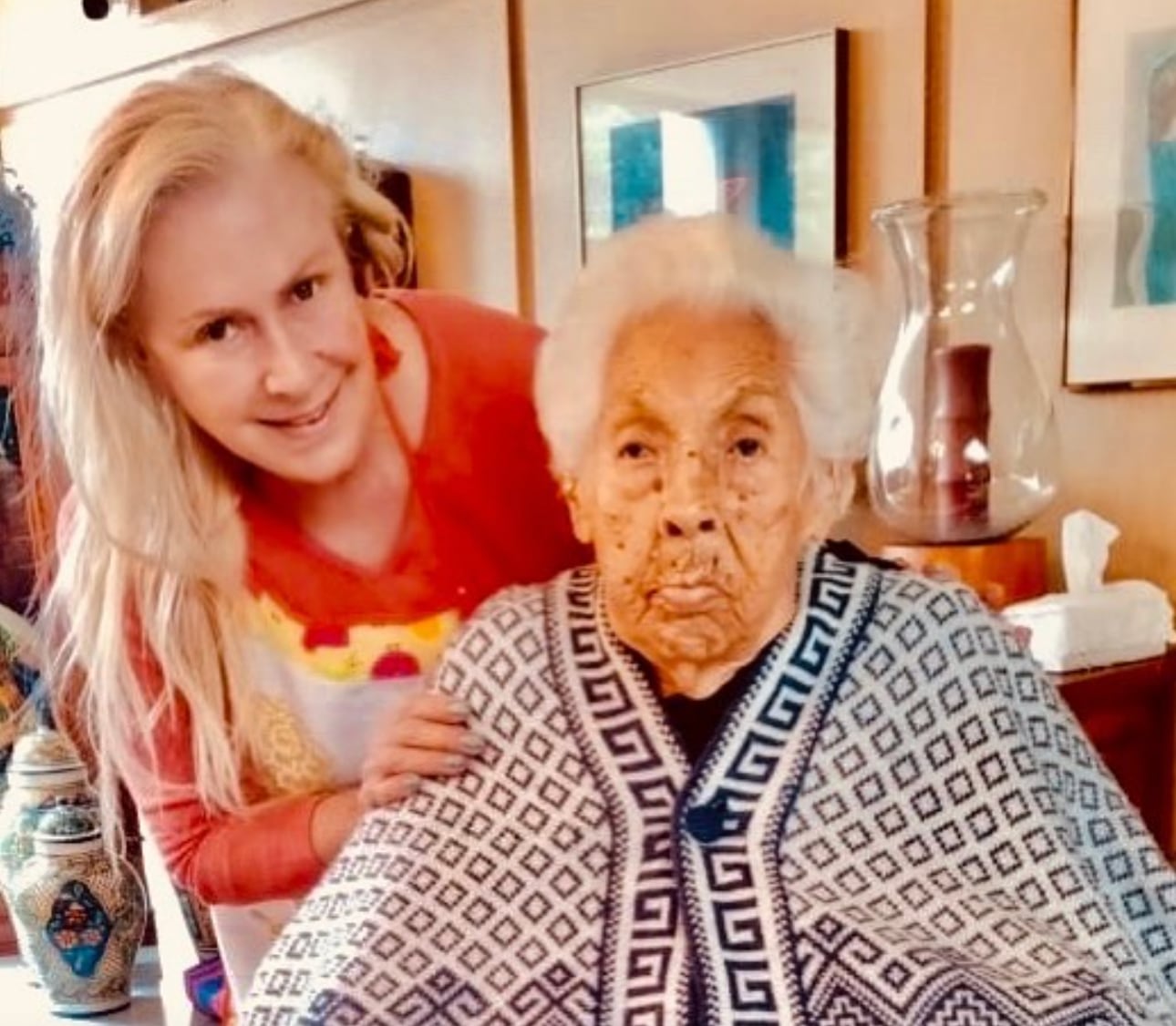 Laura Zapata y su abuela Eva Mange