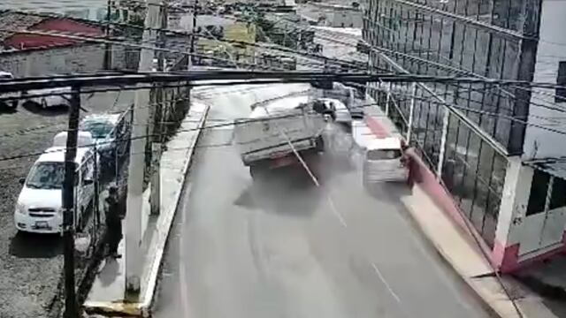 Un camión se queda sin frenos en Huixquilucan, Estado de México