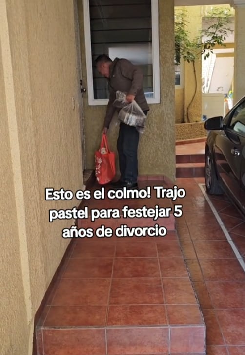 Hombre festeja 5 años de divorciado con su exesposa