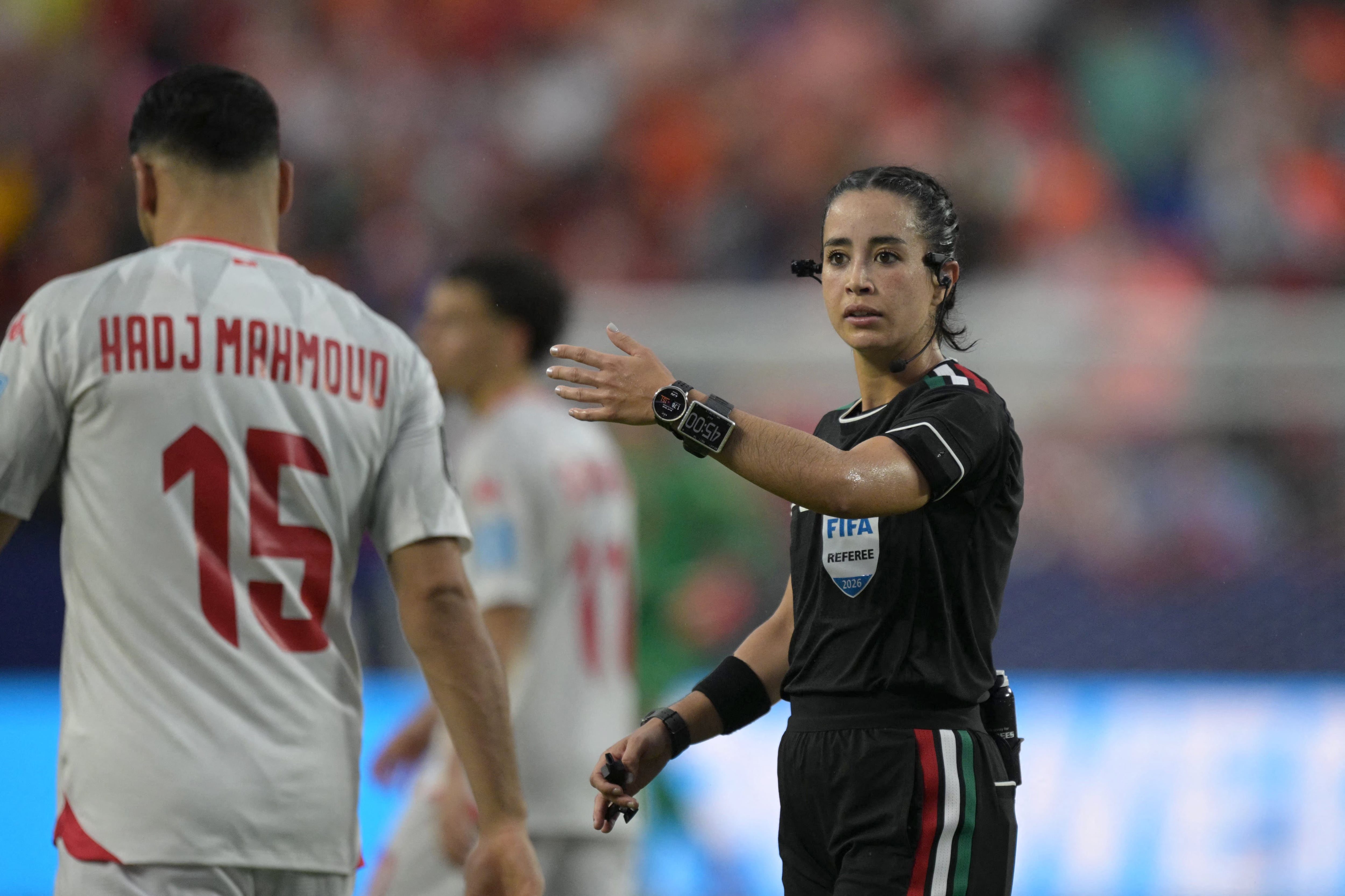 Nathan Aké choca con Katia Itzel García en el partido de Países Bajos - Túnez en el Mundial 2026