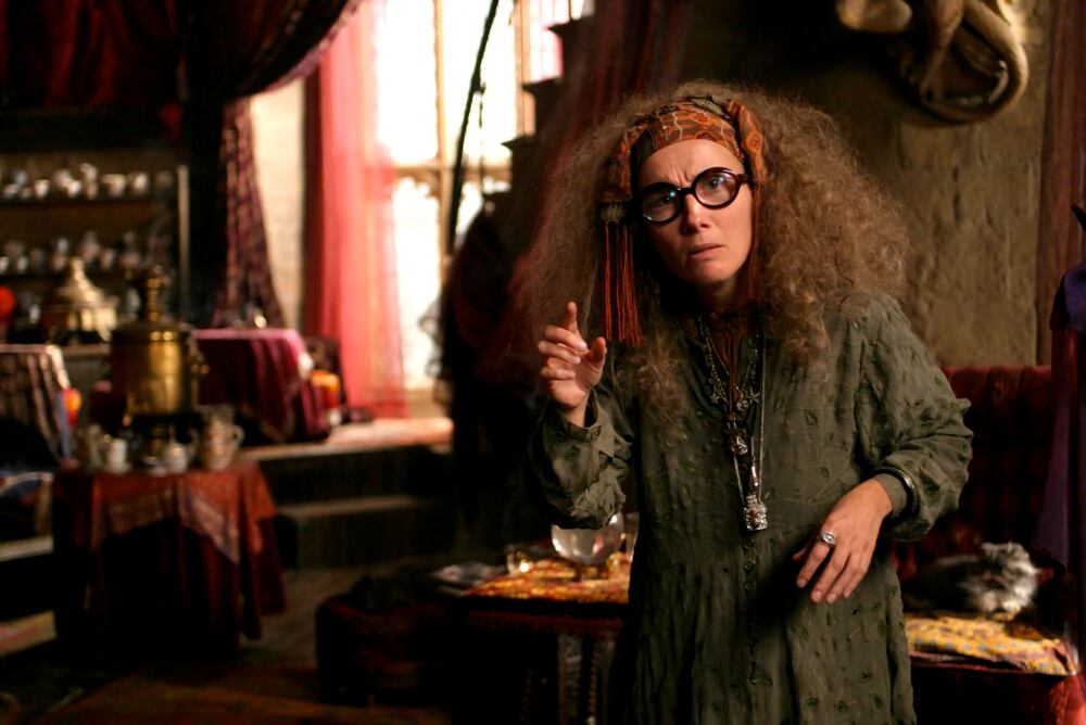 Emma Thompson como Sybill Trelawney en la franquicia de Harry Potter