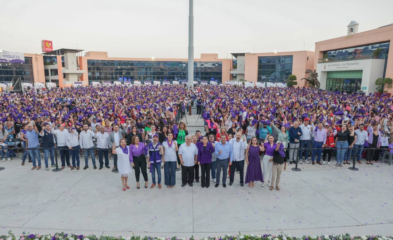 Evelyn Salgado entrega Tarjetas Violeta a mujeres de Chilpancingo