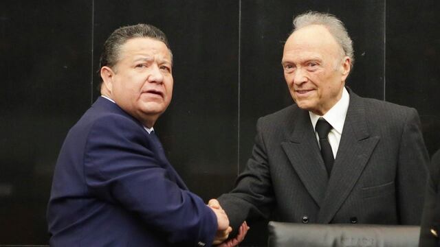 El presidente de la Comisión de Justicia del Senado, Julio Menchaca, y Alejandro Gertz Manero.