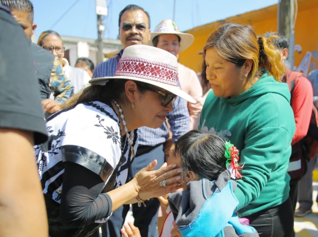 Azucena Cisneros impulsa la pavimentación de 75 calles en la Zona Norte de Ecatepec.