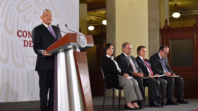 AMLO encabeza una conferencia de prensa en Palacio Nacional.