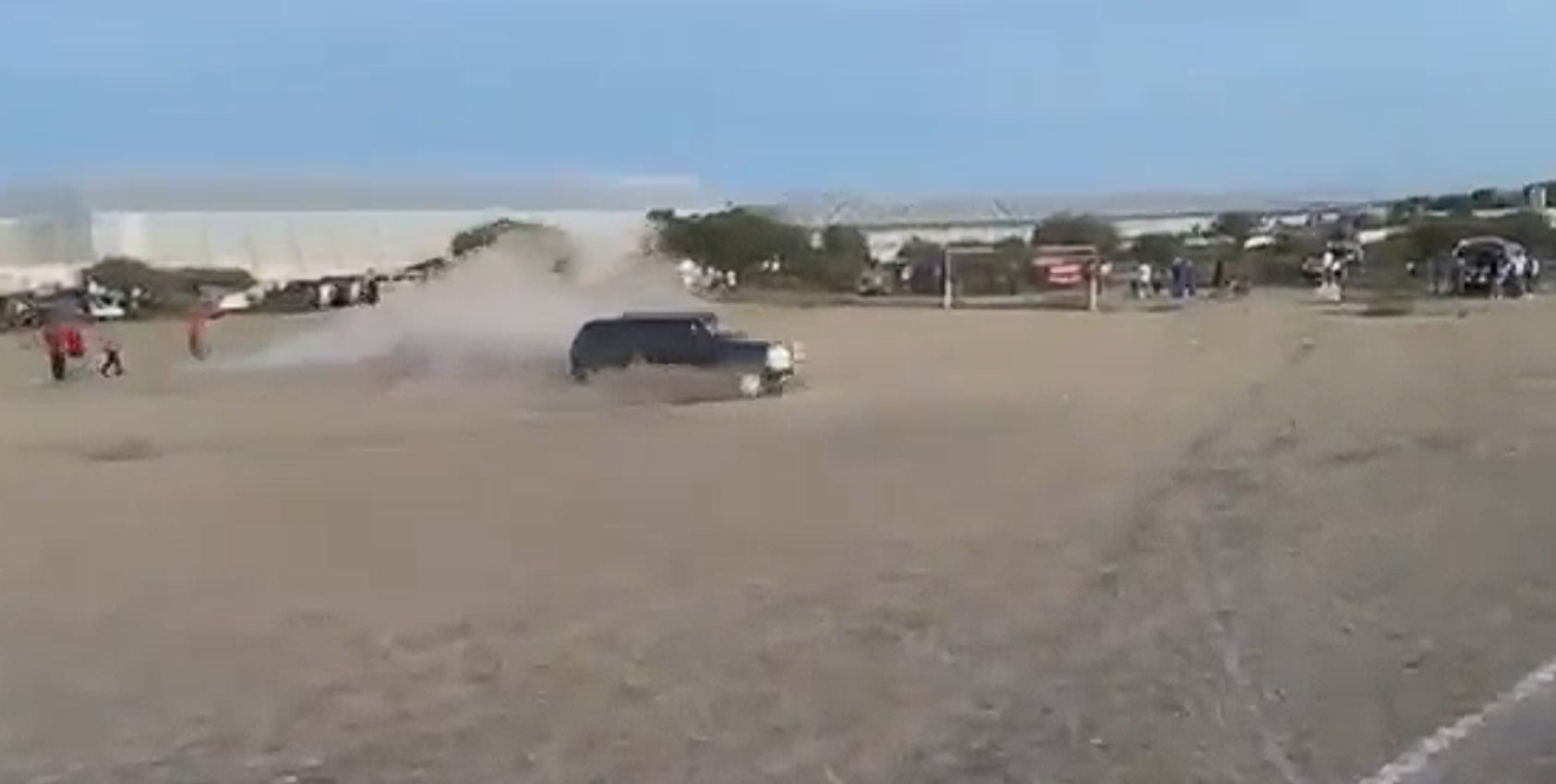 Camioneta entra a cancha de futbol en Guanajuato y atropella a dos hombres; hay un detenido