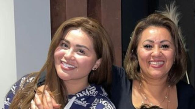 Gomita junto a su mamá