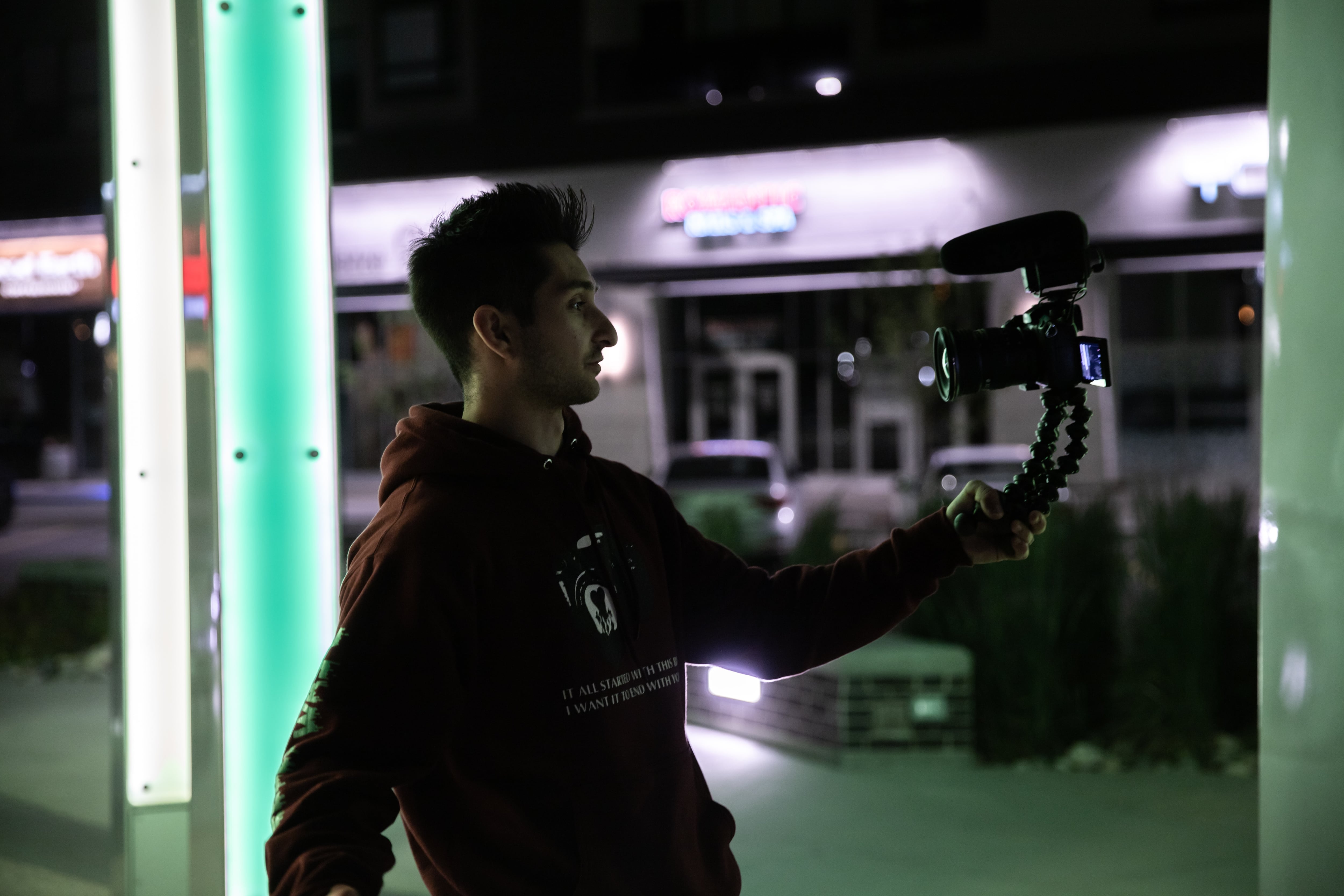Hombre grabándose con cámara de video