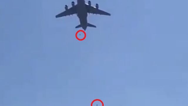 Caen de avión en Afganistán