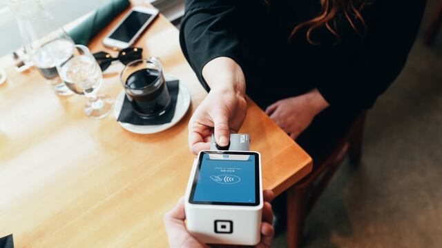 ¿Es legal que un restaurante incluya propina en tu cuenta? Esto dice Profeco