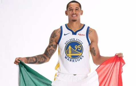 Toscano posa con el jersey de GS y con la bandera de México