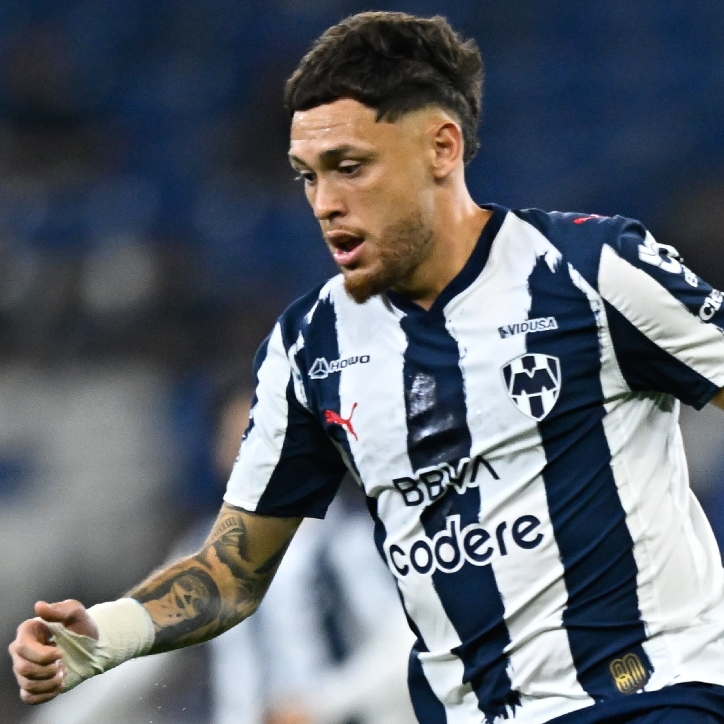 Captan a Lucas Ocampos insultar a la afición de Rayados en el Estadio BBVA