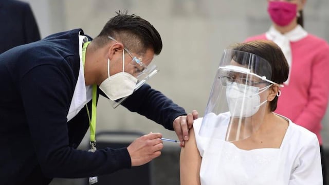 Enfermera vacunada en México