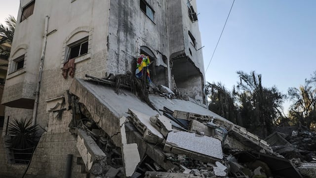 Un edificio residencial destruido por los ataques aéreos israelíes en la ciudad de Deir al-Balah.