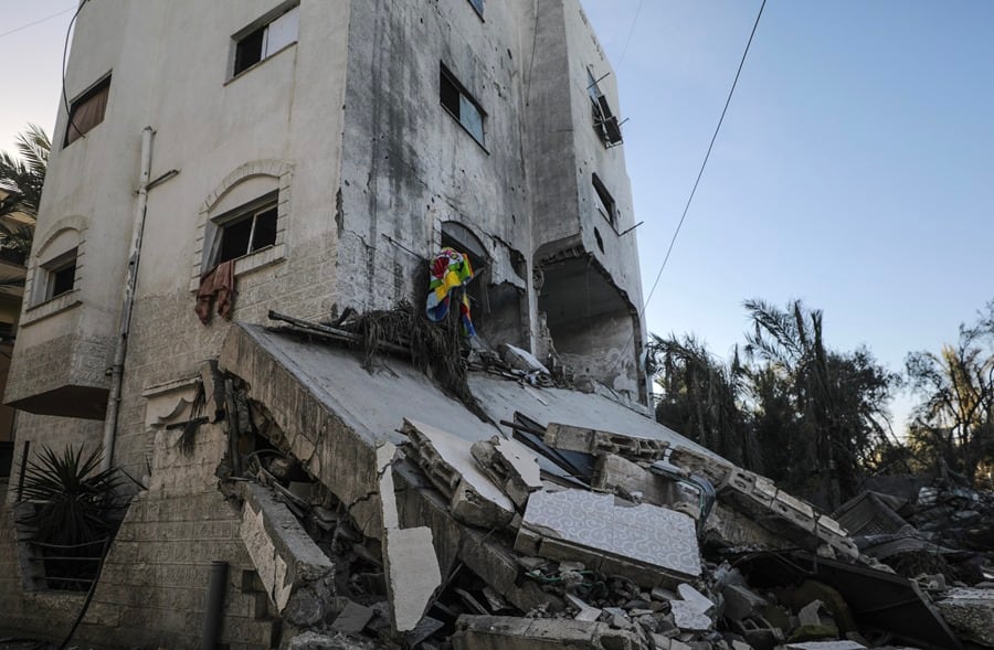 Un edificio residencial destruido por los ataques aéreos israelíes en la ciudad de Deir al-Balah.