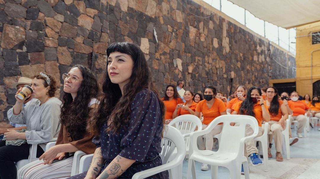 Mon Laferte ofrece concierto en cárcel femenil de Sonora