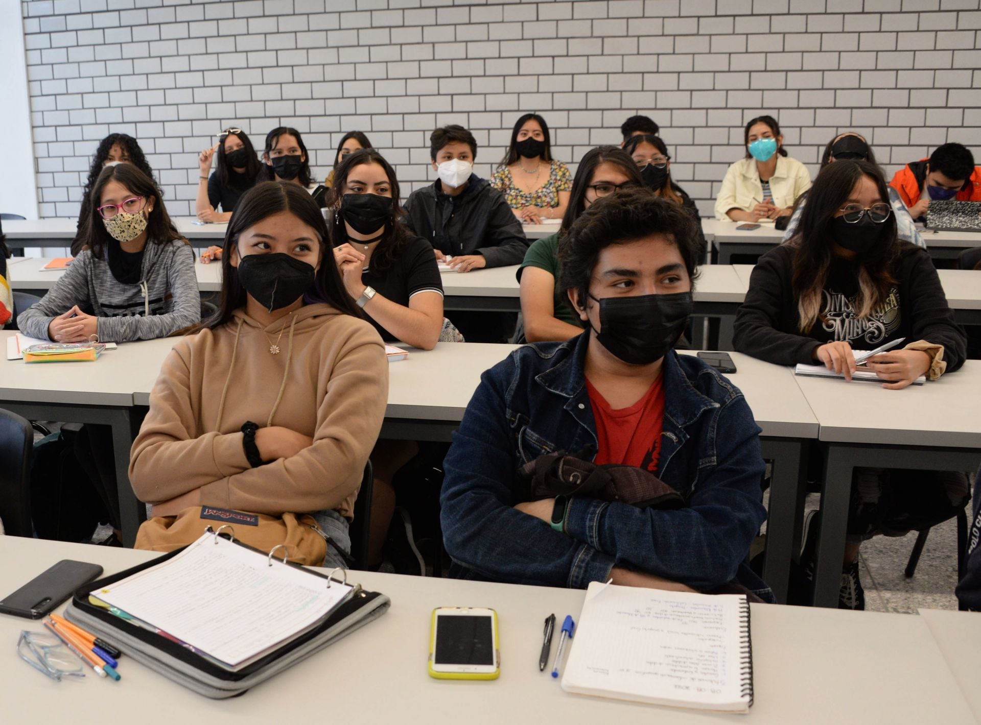Estudiantes de UNAM con cubrebocas por prevención ante Covid-19