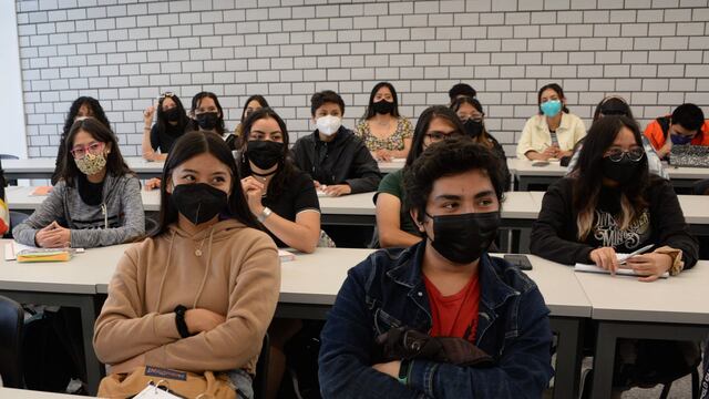 Estudiantes de UNAM con cubrebocas por prevención ante Covid-19
