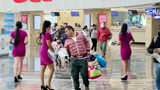 Las edecanes fueron acompañadas a las puertas de salida ya que su agencia no solicitó el permiso correspondiente a las autoridades de la TAPO.