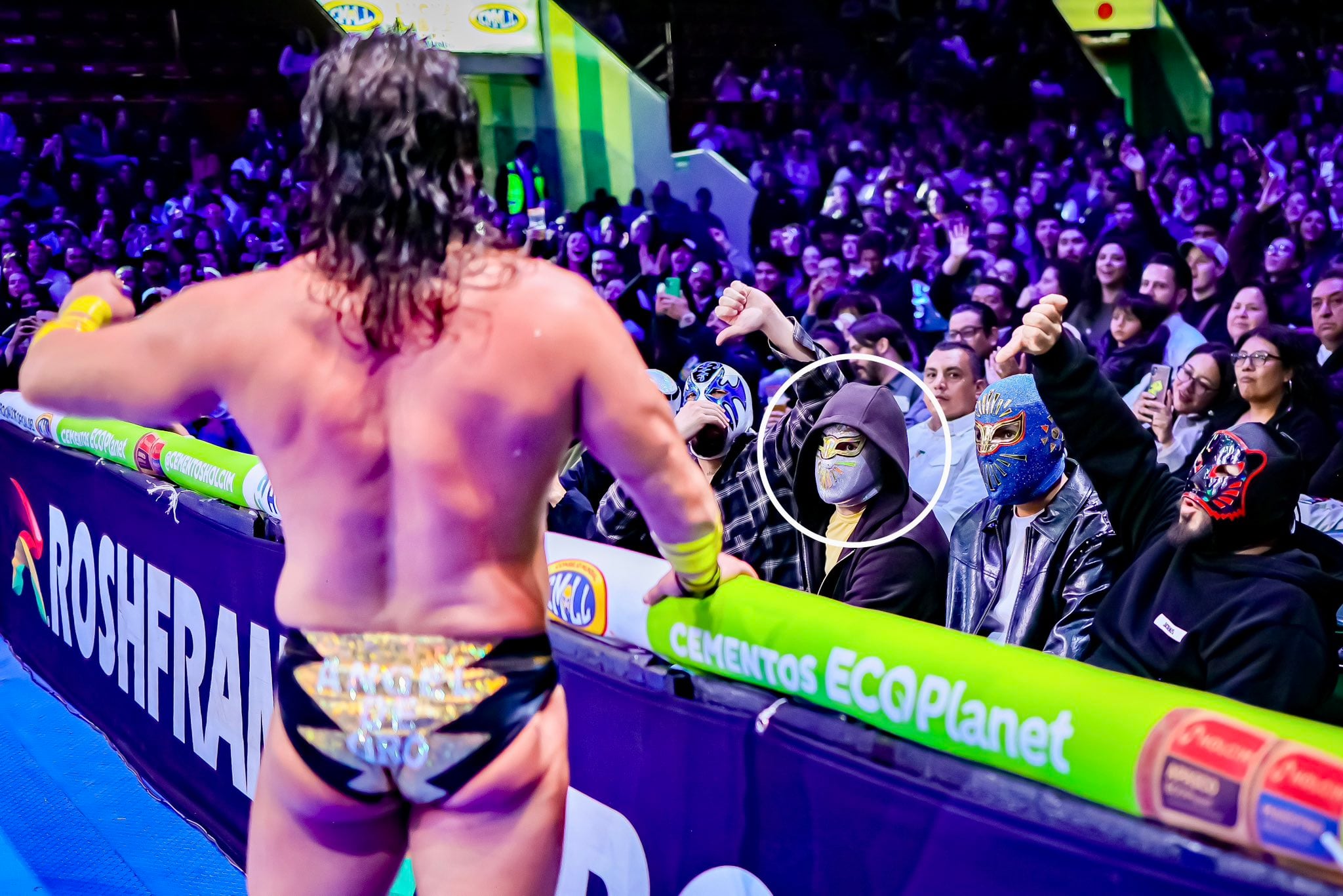 Bad Bunny sorprende al público al salir con máscara de Místico en la Arena México