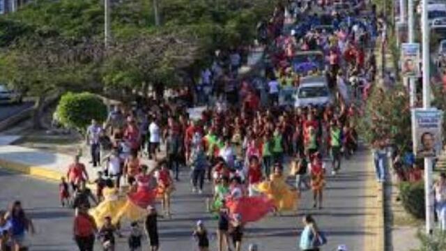 La mañana de ese día se reunieron en Palacio los representantes de las asociaciones civiles “Fundadores” y “Pioneros”