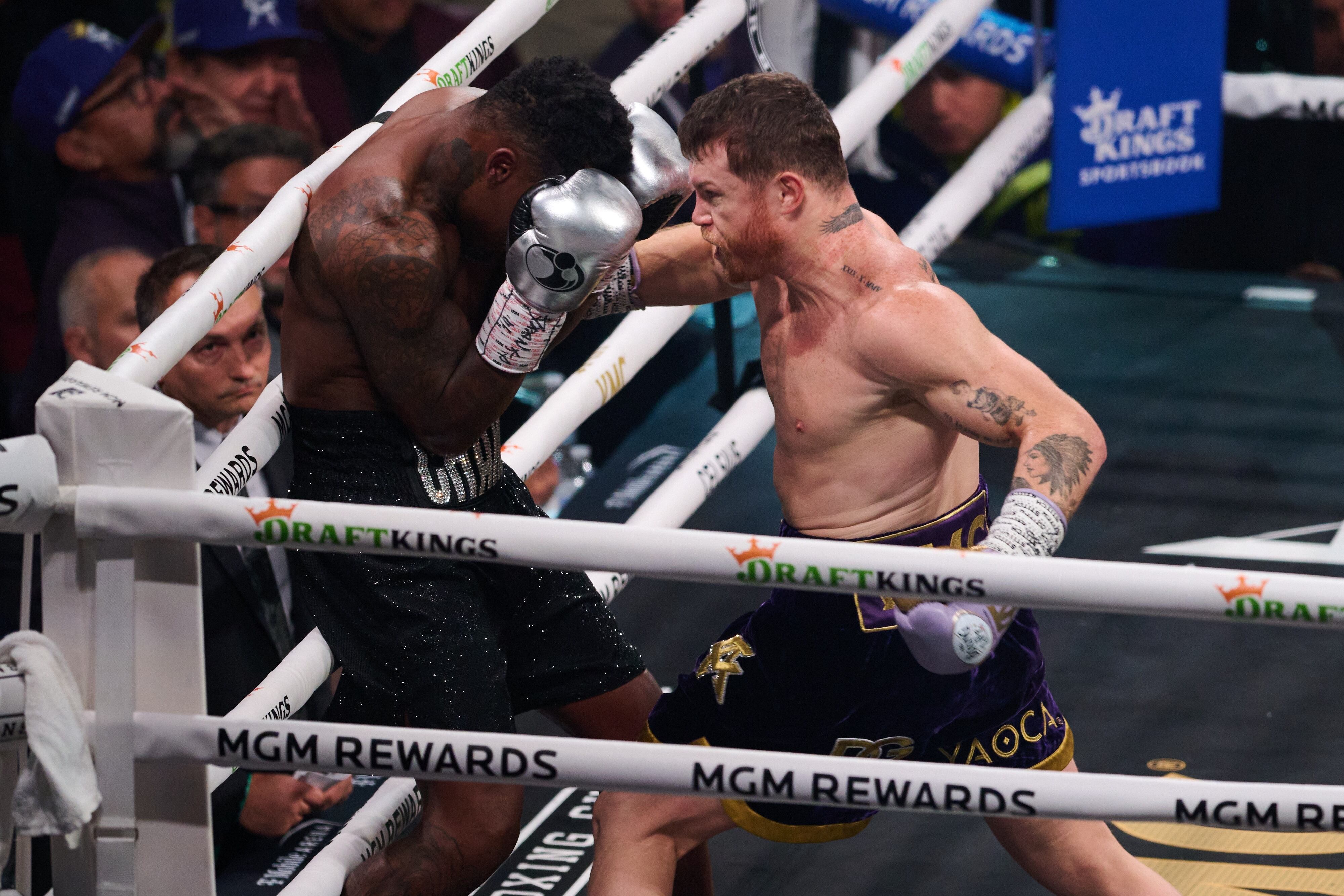 Canelo Álvarez domina la pelea ante Jermell Charlo.