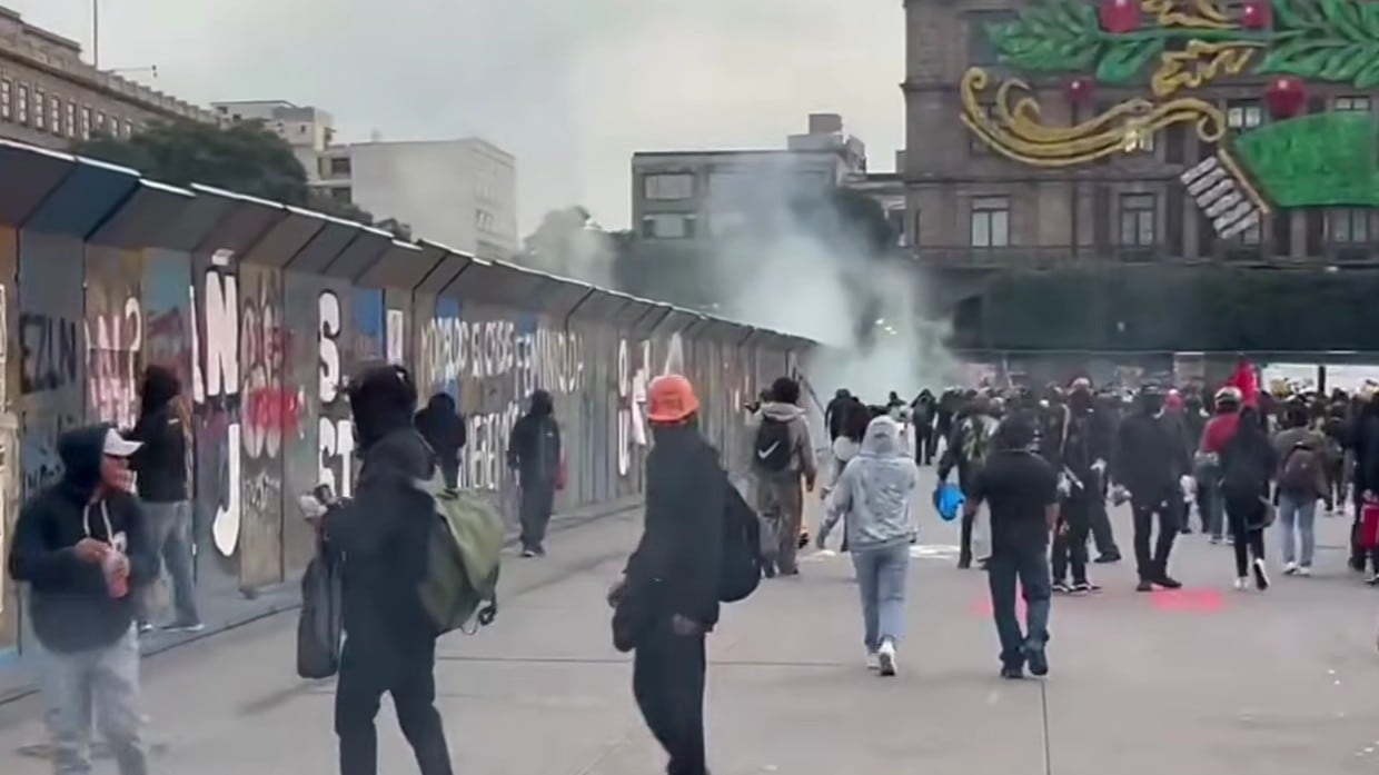 Encapuchados atacan vallas de Palacio Nacional durante protestas del 2 de octubre