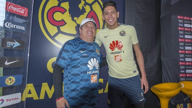 Miguel Herera junto a Edson Álvarez