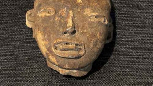 Pieza arqueológica recuperada de casa de subastas de Bélgica