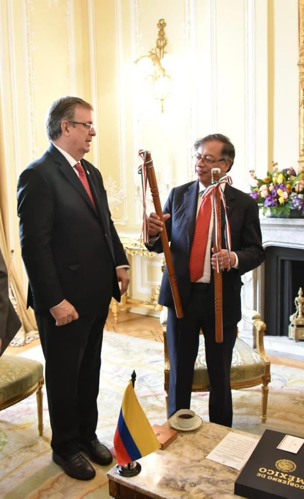 Marcelo Ebrard y Beatriz Gutiérrez Müller entregan bastones de mando
