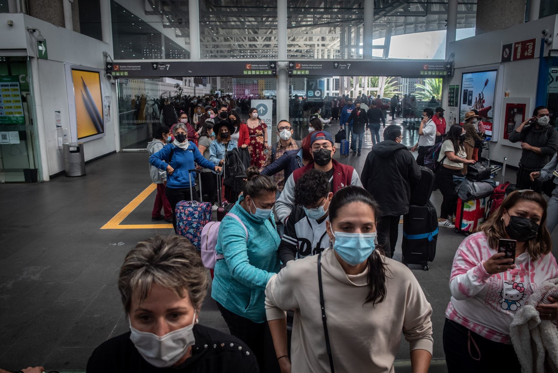 Filas en AICM por retraso de vuelos de Aeroméxico