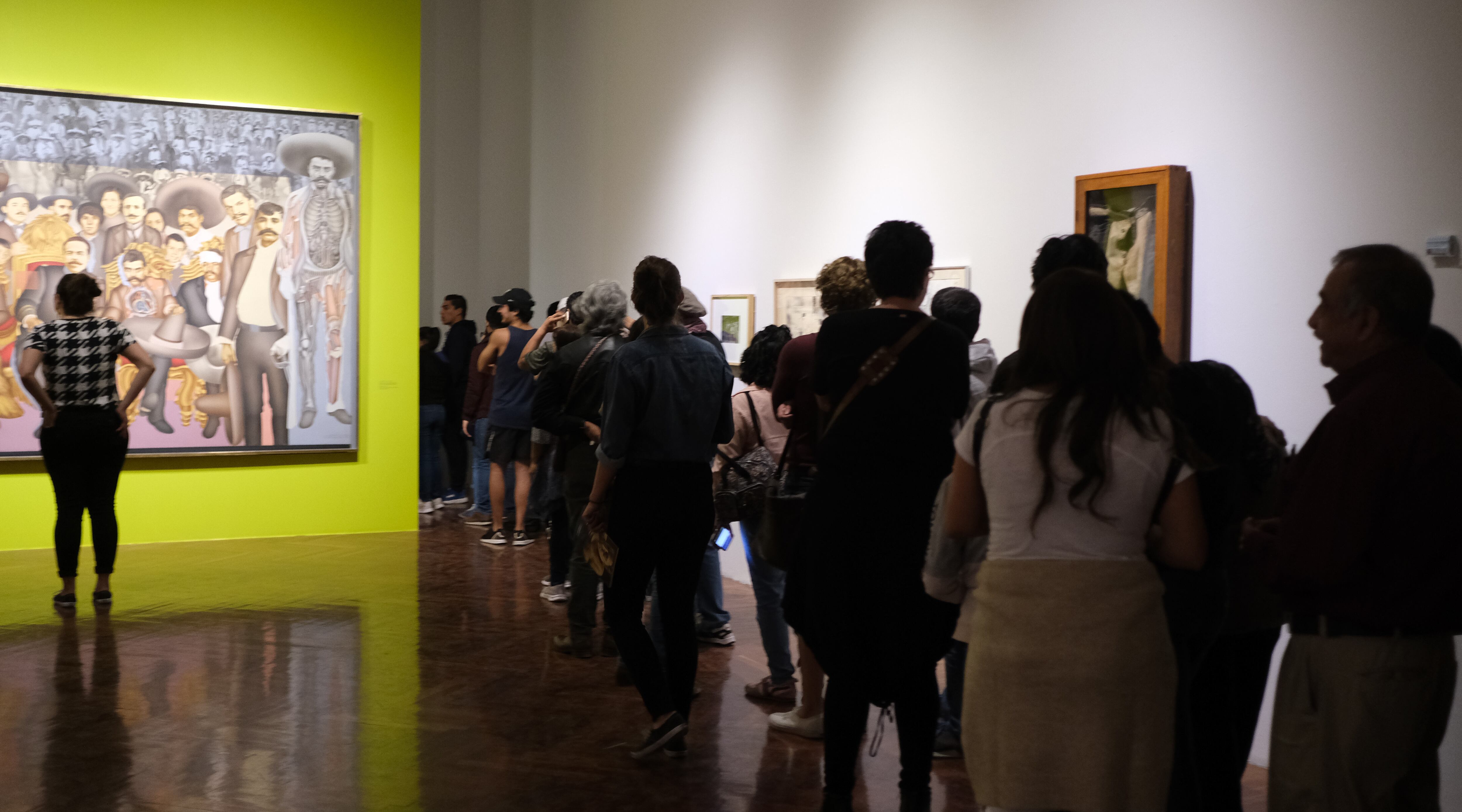 Frente a la pintura también se hacen filas