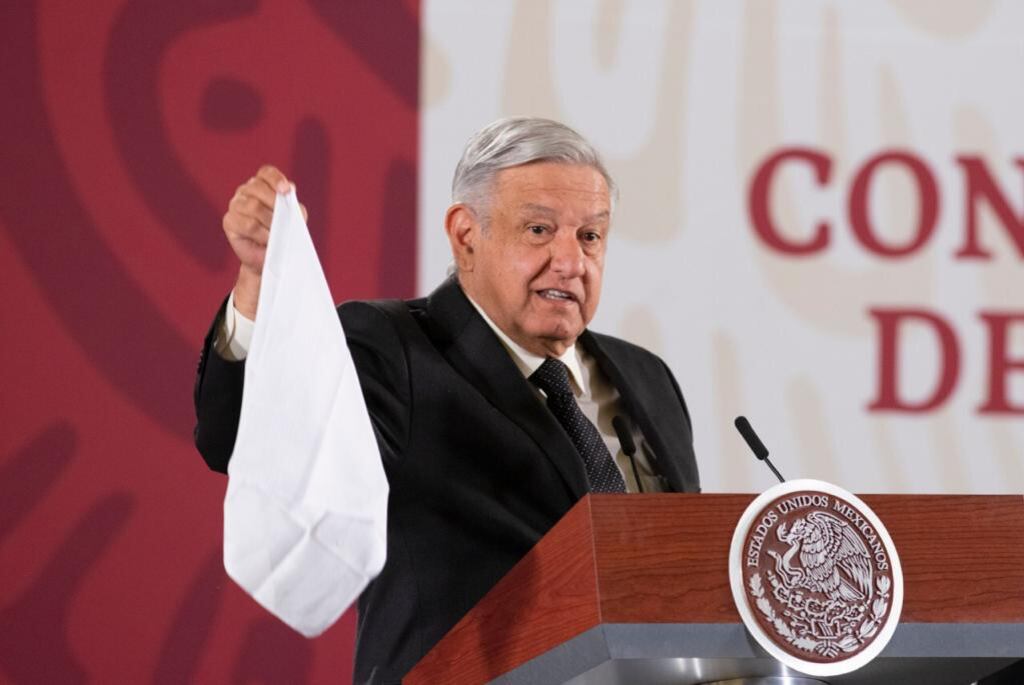 AMLO muestra un pañuelo blanco como símbolo de su combate a la corrupción.