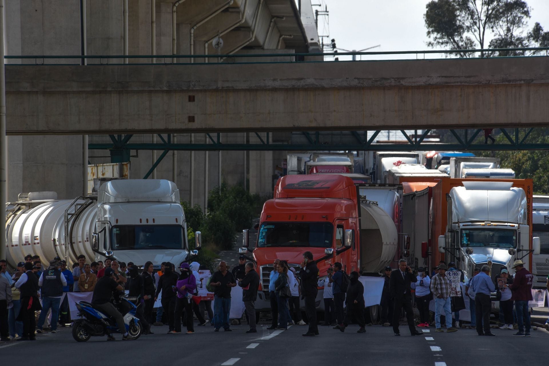 Familias buscadoras bloquean la carretera México-Toluca por más de 12 horas.