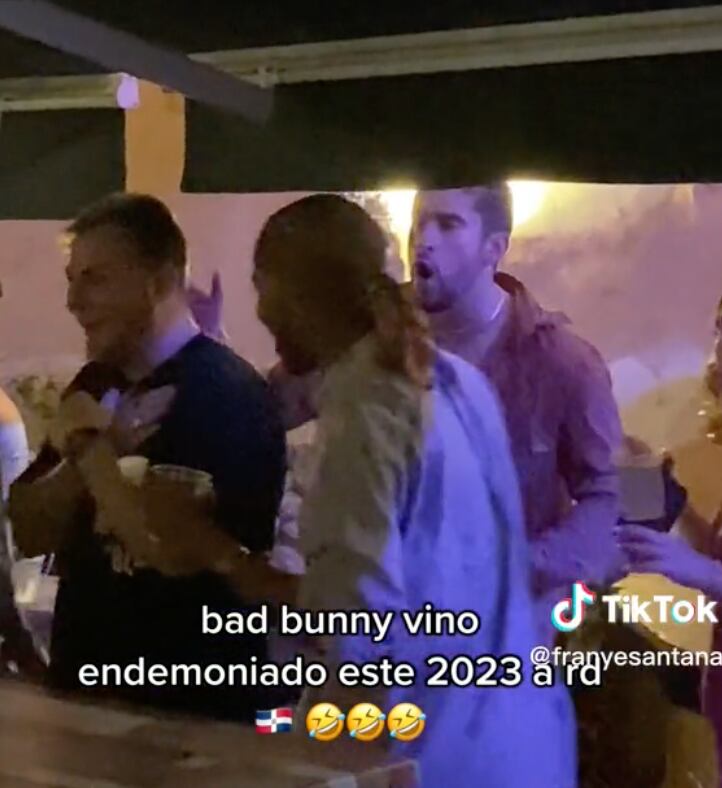 Bad Bunny enojado en un bar