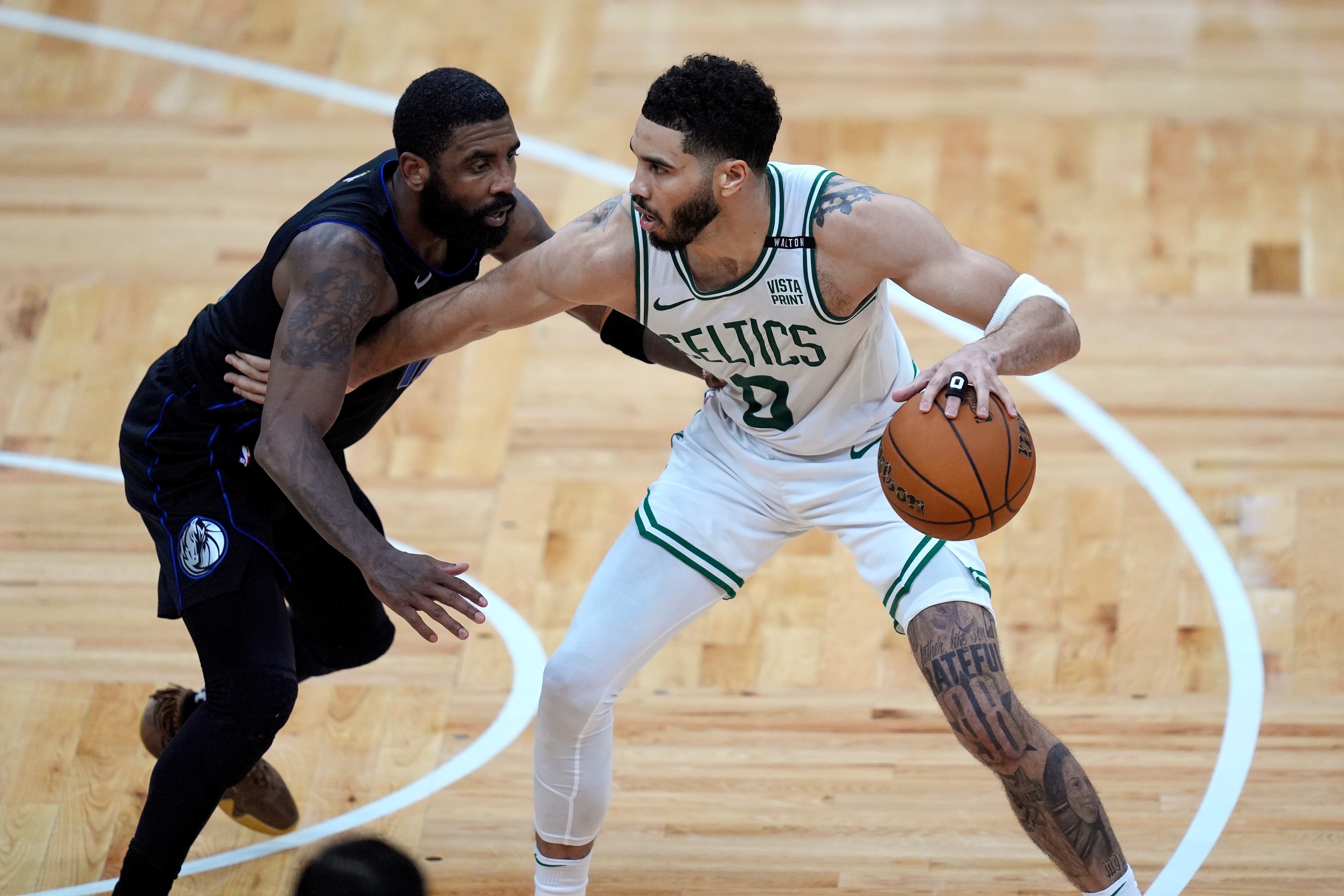 Kyrie Irving y Jayson Tatum en las Finales de la NBA.