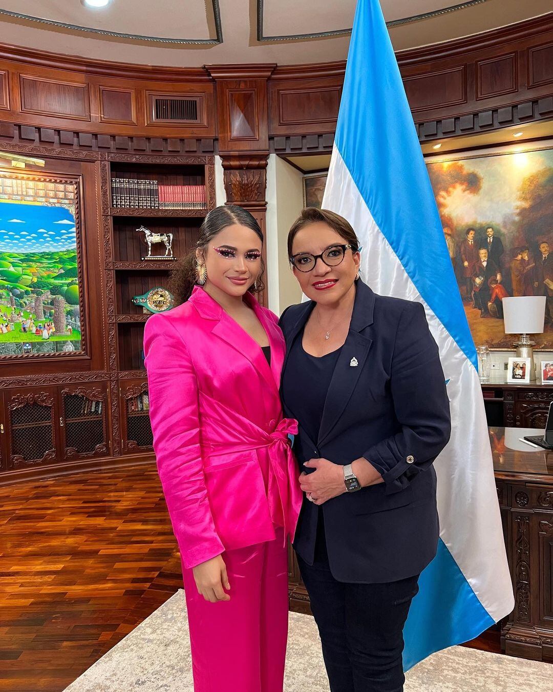 Cesia recibe reconocimiento por Xiomara Castro, presidenta de Honduras.