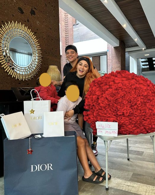 Eduin Caz junto a su familia